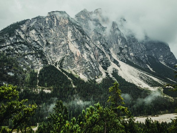 What Should You Know Before Booking a UK Travel Deal?